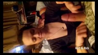 Зрелка сосет молодому