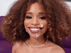 Межрасоаый трах с камшотом на лицо спермы негритянки