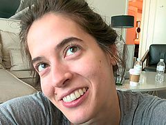 Домашний эро стриптиз с раздеванием девушки в очках