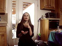 Горячий секс втроем с красивой брюнеткой