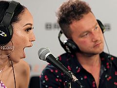 Отдых на природе с развратной телкой и двумя парнями